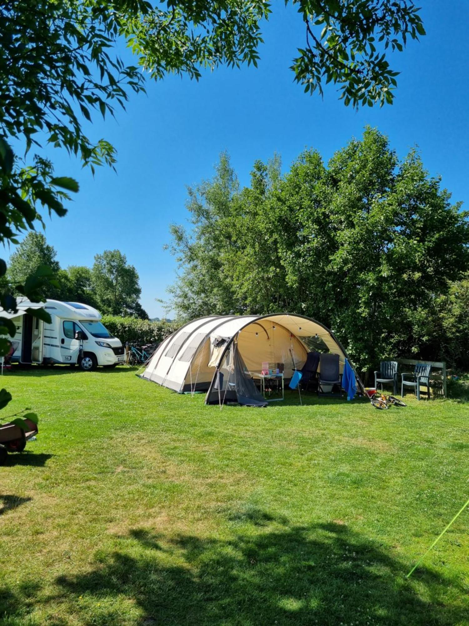 Camping De Tulpenweide Lege Kampeerplaats, Lege Plaats Op Het Gras Zonder Bed Breezand Cameră foto