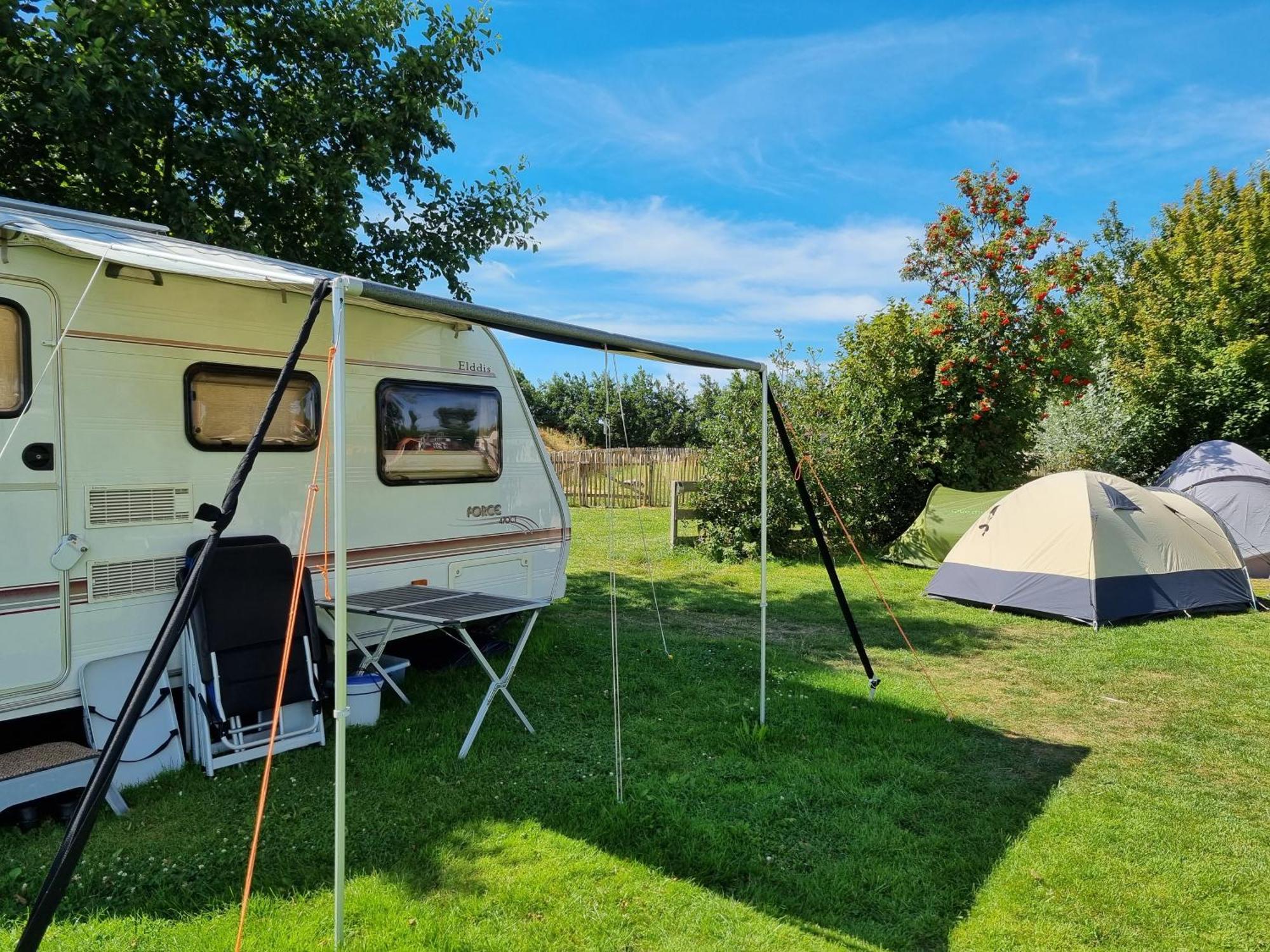 Camping De Tulpenweide Lege Kampeerplaats, Lege Plaats Op Het Gras Zonder Bed Breezand Cameră foto